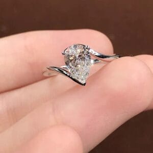 18K White Gold Teardrop Diamond Ring